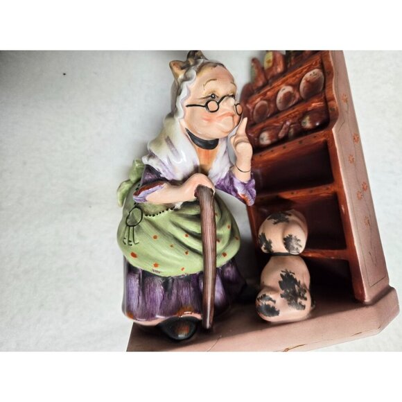 Old Mother Hubbard Figurine By Enesco - Hand-Painted Porcelain Vintage 7 in High - Picture 3 of 14